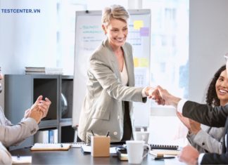 Khen ngợi nhân viên – Nghệ thuật khích lệ nhân sự tinh tế nhà quản trị không thể bỏ qua Khen ngợi nhân viên là cách tuyệt vời để khích lệ cấp dưới làm việc